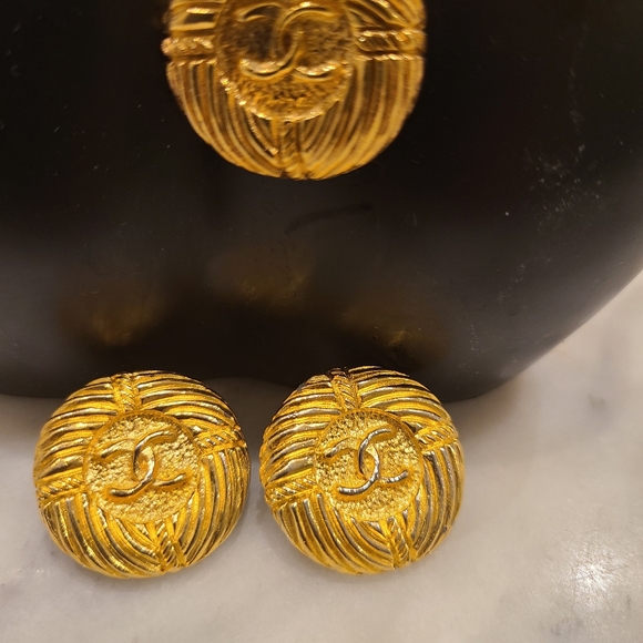 AUTH CHANEL 18K GOLD PLATED CC LOGO NECKLACE & EARRINGS SET - Picture 3 of 14